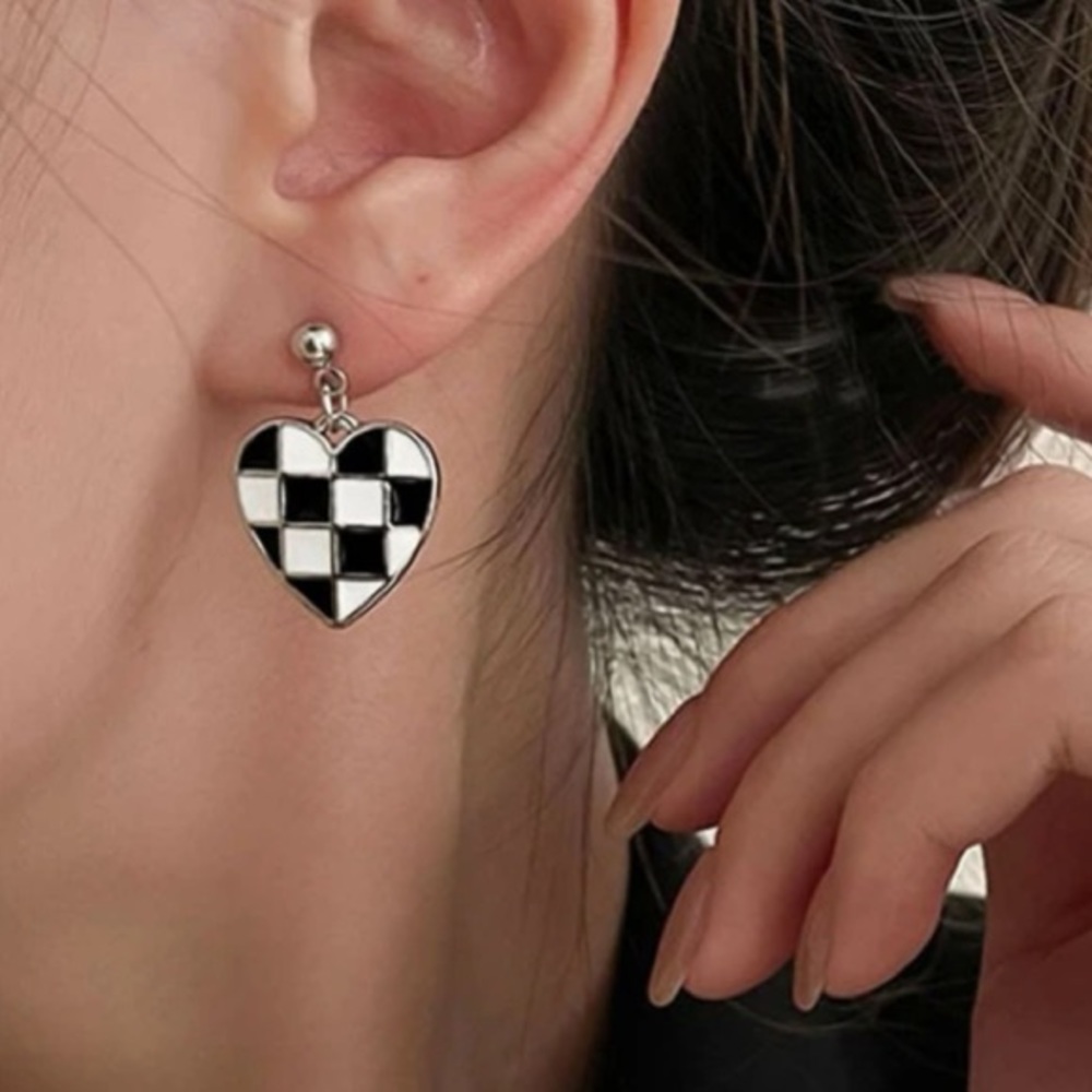 🆕 Checkerboard Heart Earrings… Brand New!!! Black & White Enamel !!!